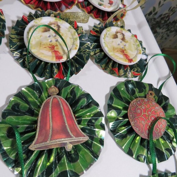 Victorian Christmas 3-D Rosettes large (20) collection - Picture 6 of 16